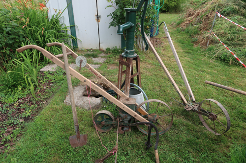 Outils anciens : semoir et "poussette"